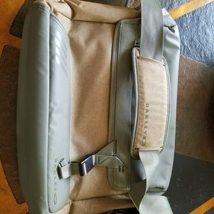 Oakley Halifax Labtop/messenger bag Olive